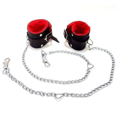 Esposa con Peluche Rojo y Cadena Larga